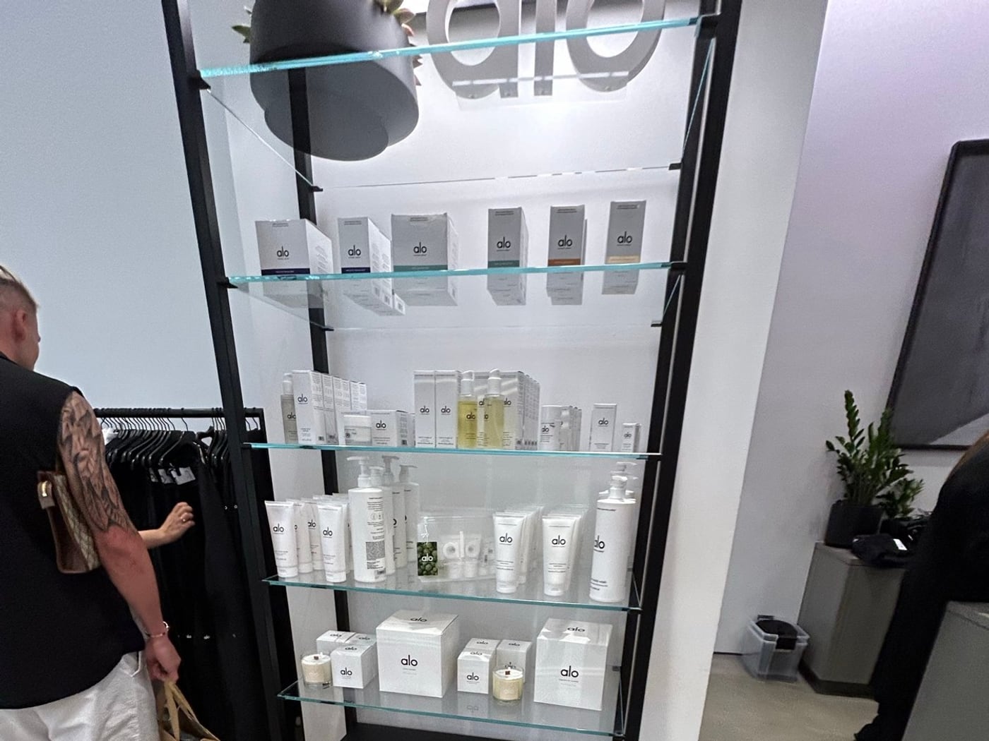 ALO Yoga店内に並ぶスキンケアやビューティー商品の棚