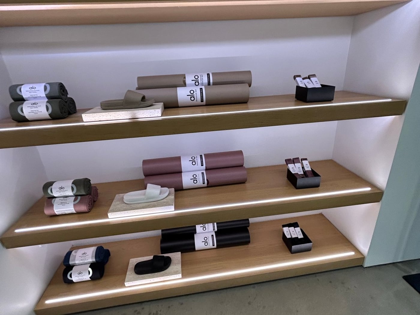 ALO Yoga店内に並ぶヨガマットやヨガ小物