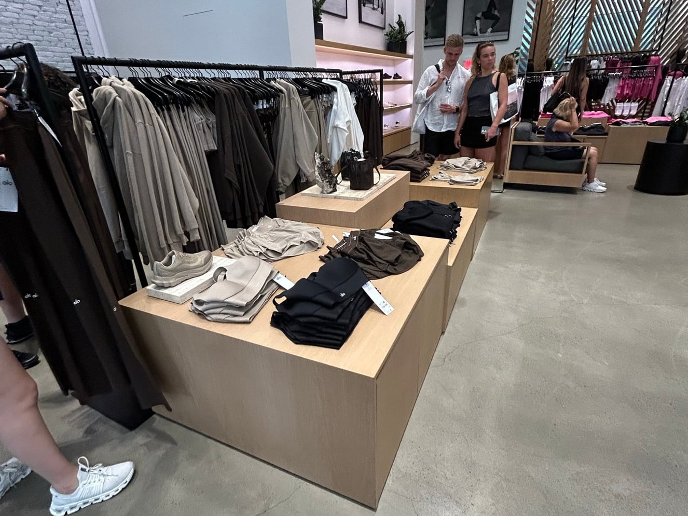 ALO Yoga店内のアパレル売り場とウェアテーブル