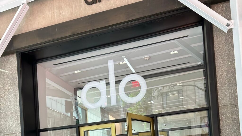 ニューヨーク5番街のALO Yoga Rockefeller店の入口