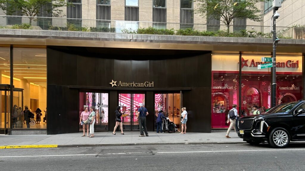 ロックフェラーセンターにあるAmerican Girl New Yorkの入口外観