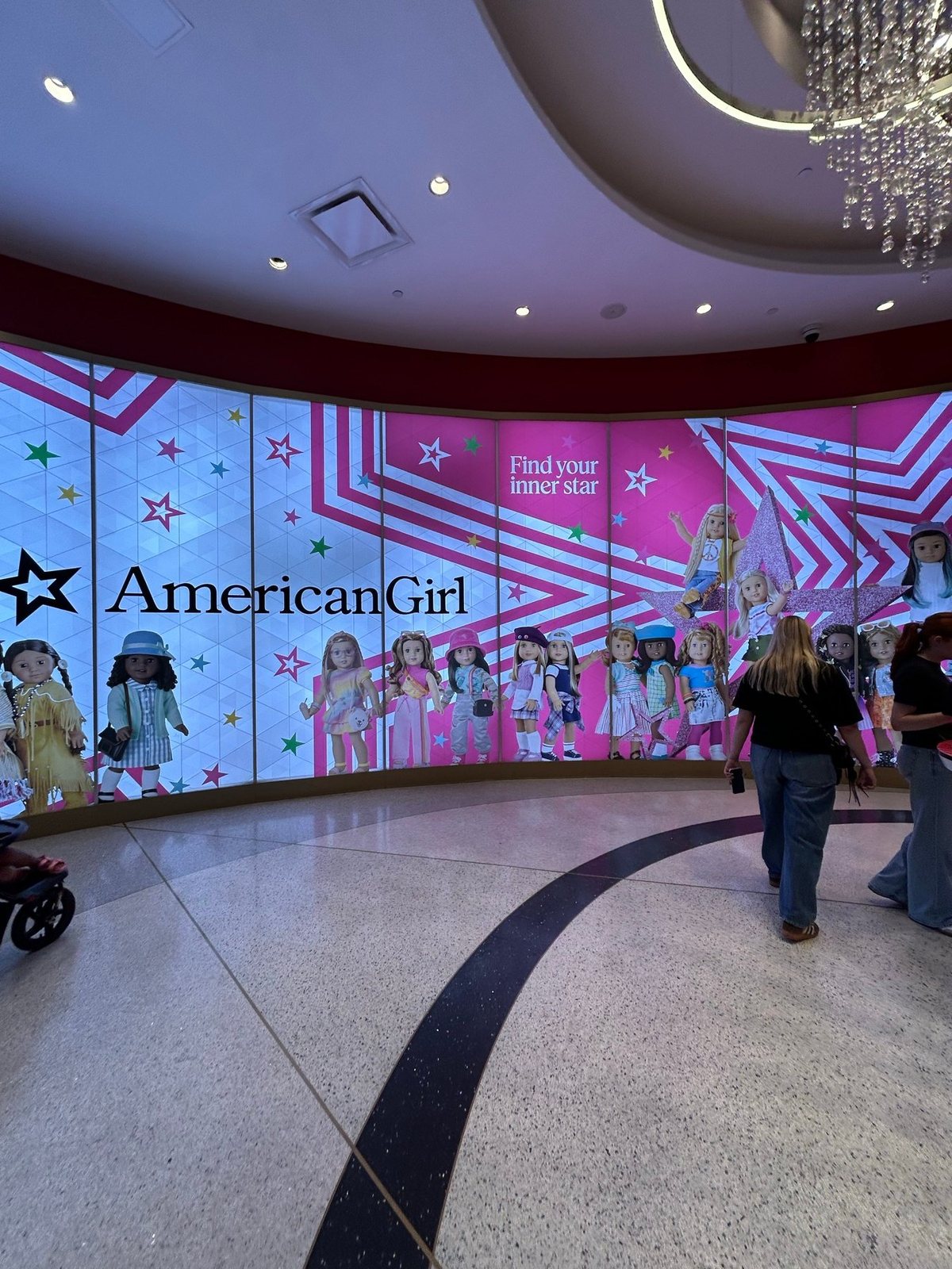 American Girl New York入口付近の大きなピンク色ディスプレイ