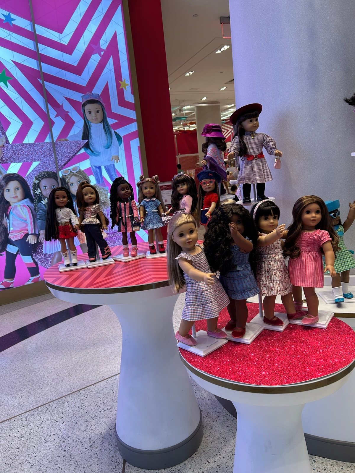 American Girl New Yorkの1階に並ぶ新しい人形と売り場