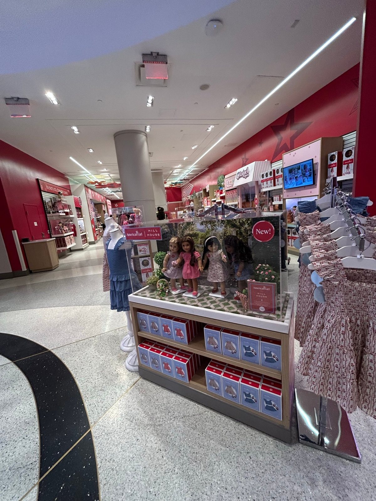 American Girl New Yorkの明るい1階売り場と商品棚