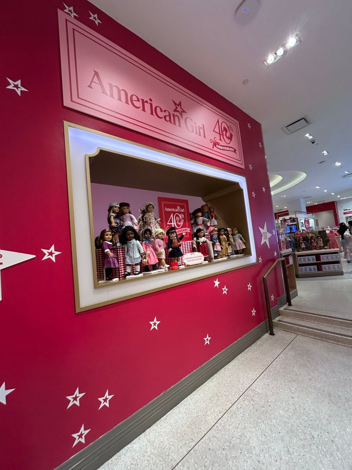 American Girl New Yorkに飾られた歴代人形の額装ディスプレイ