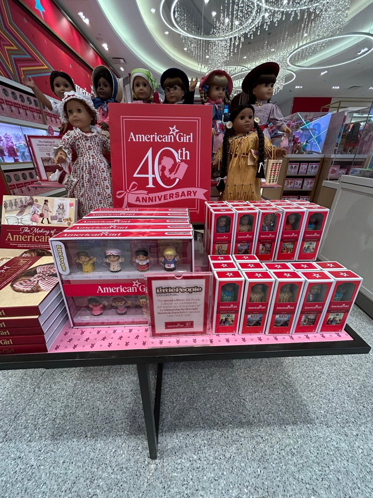 American Girl 40周年の案内と記念商品が並ぶディスプレイ