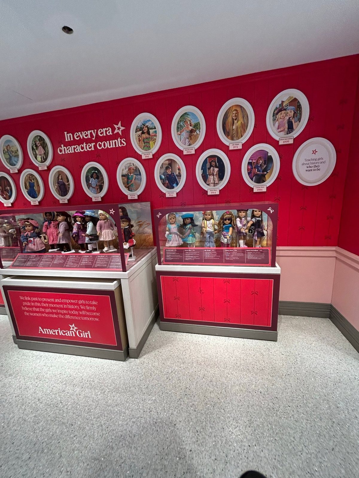 American Girl New Yorkの地下にある時代ごとの人形展示