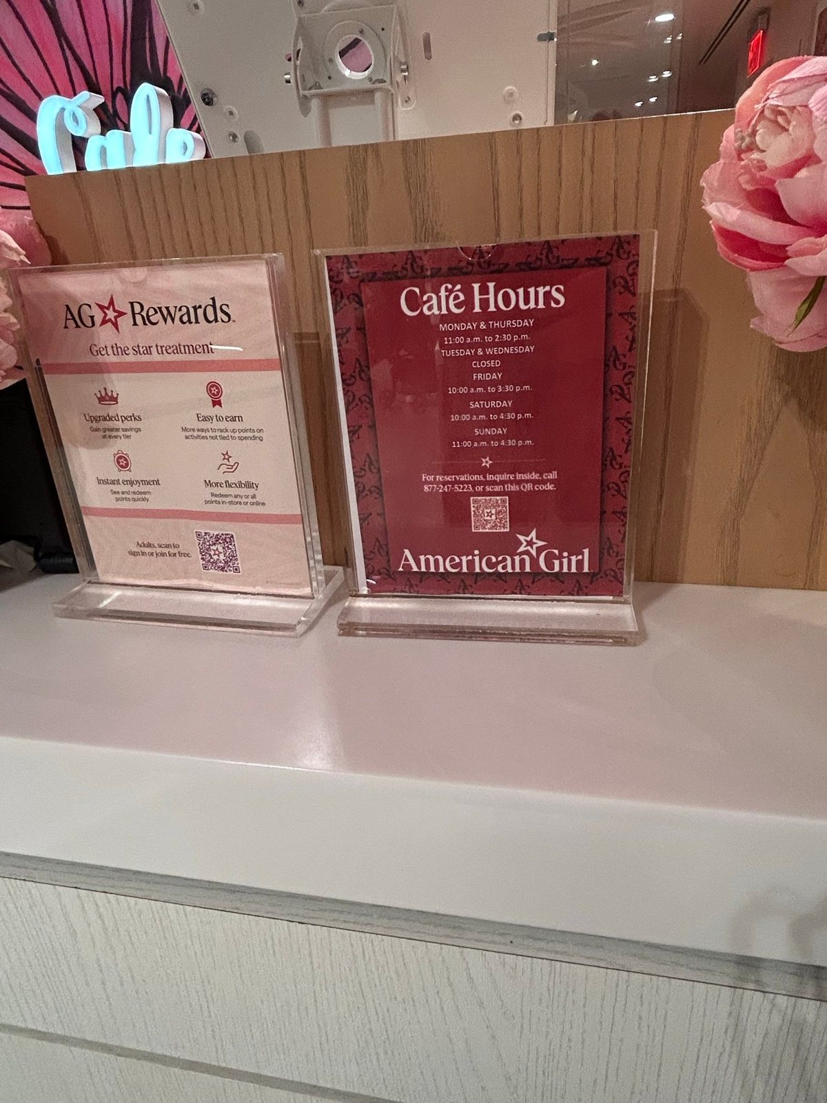 American Girl Cafeの営業時間案内サイン