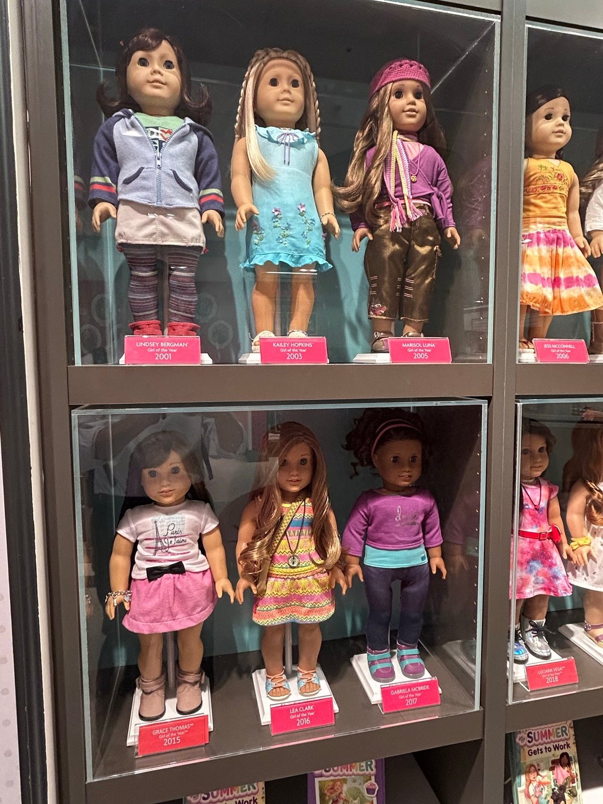 American Girl New Yorkに並ぶ肌色や髪型の異なる人形