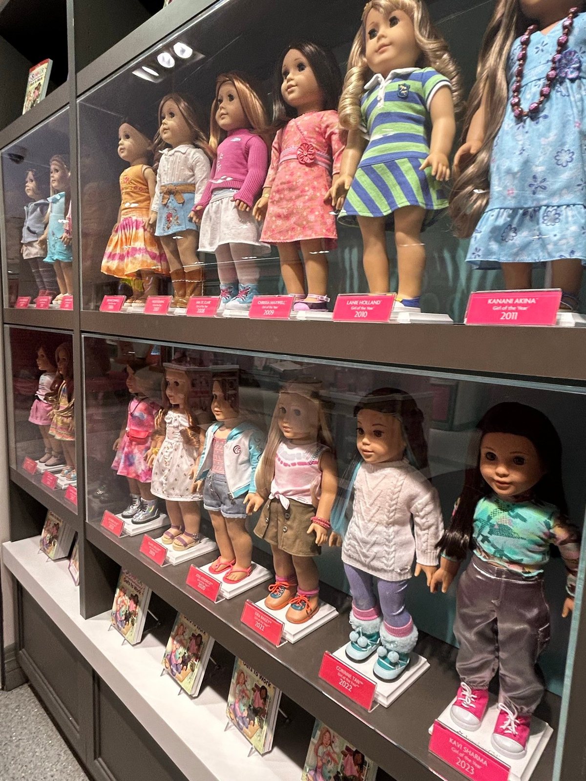 American Girl New Yorkで棚に並ぶさまざまな人形