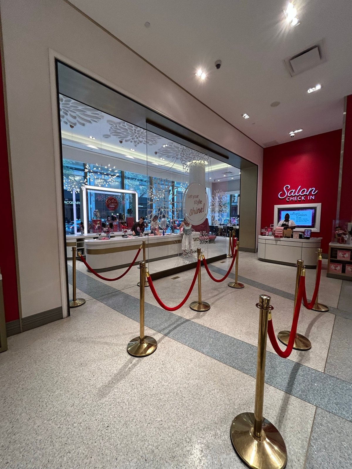 American Girl New YorkのDoll Salon受付付近とロープ案内