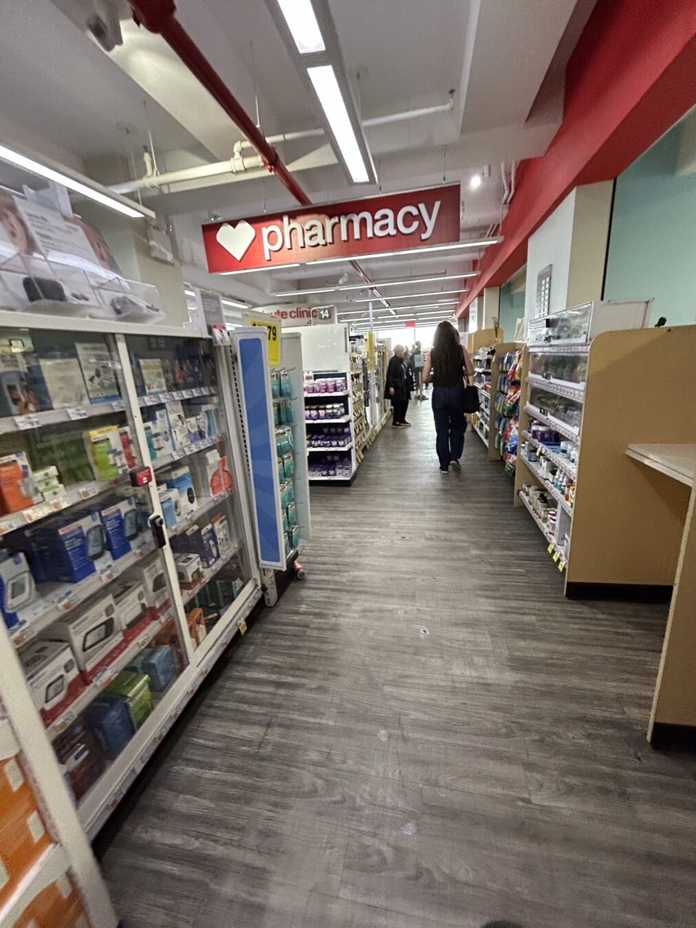 CVS店内のpharmacyサインと薬売り場の通路