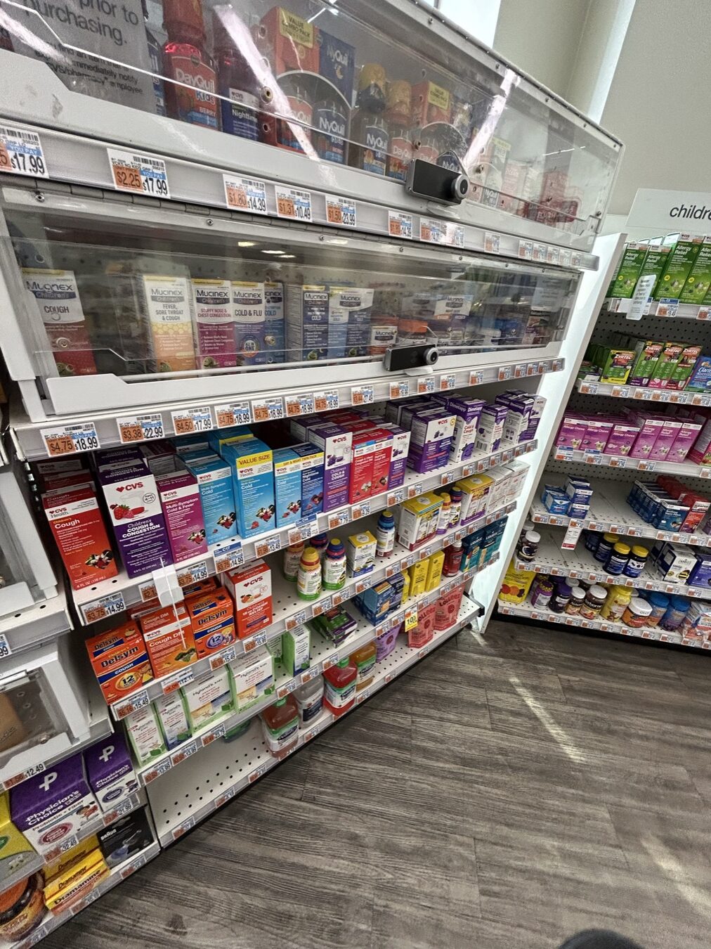 CVS店内に並ぶ風邪薬や咳止めなどの薬棚