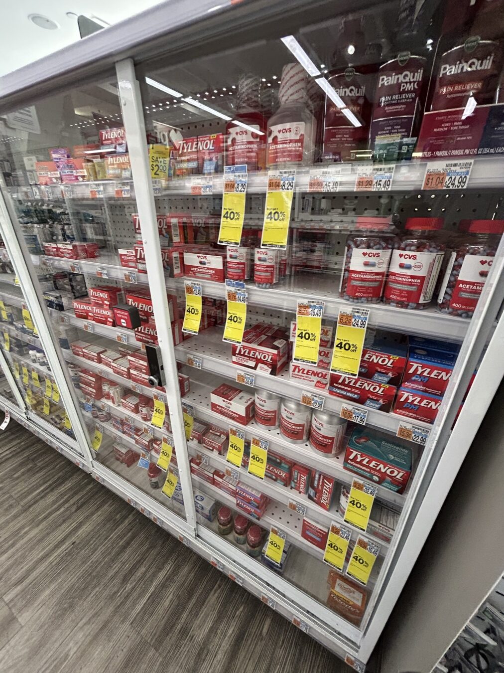 CVS店内の痛み止めや解熱鎮痛薬の棚