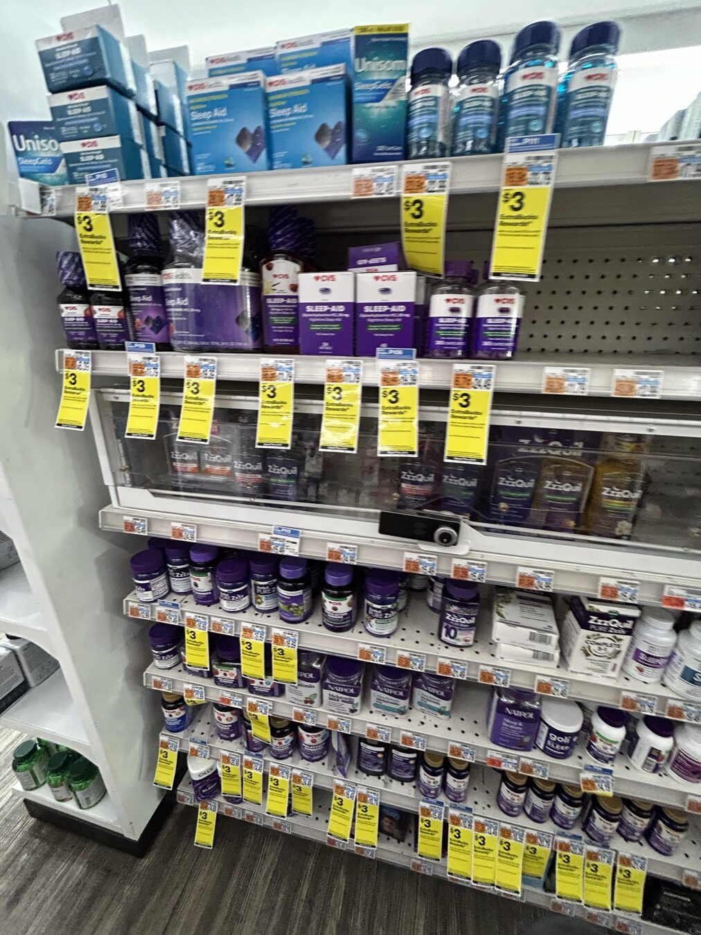 CVS店内に並ぶ睡眠補助薬の棚