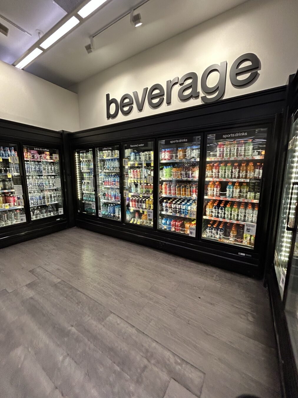 CVS店内の冷蔵飲料売り場