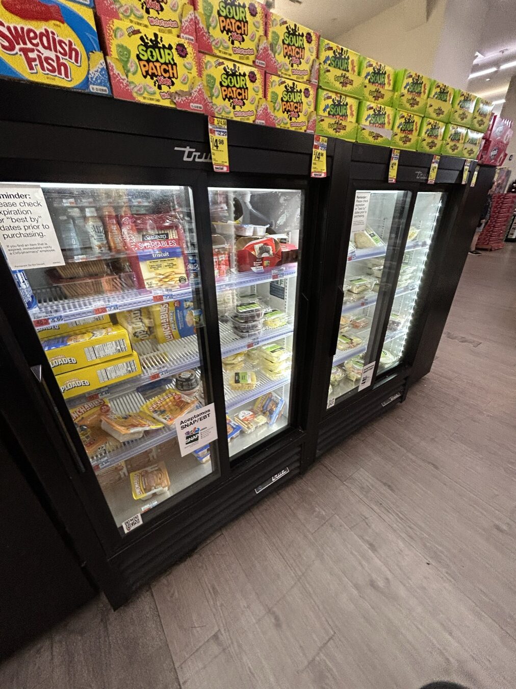 CVS店内の冷蔵軽食とキャンディの売り場