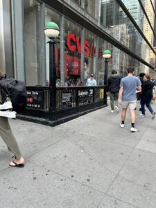 57丁目と8番街角にあるCVS Pharmacyの外観