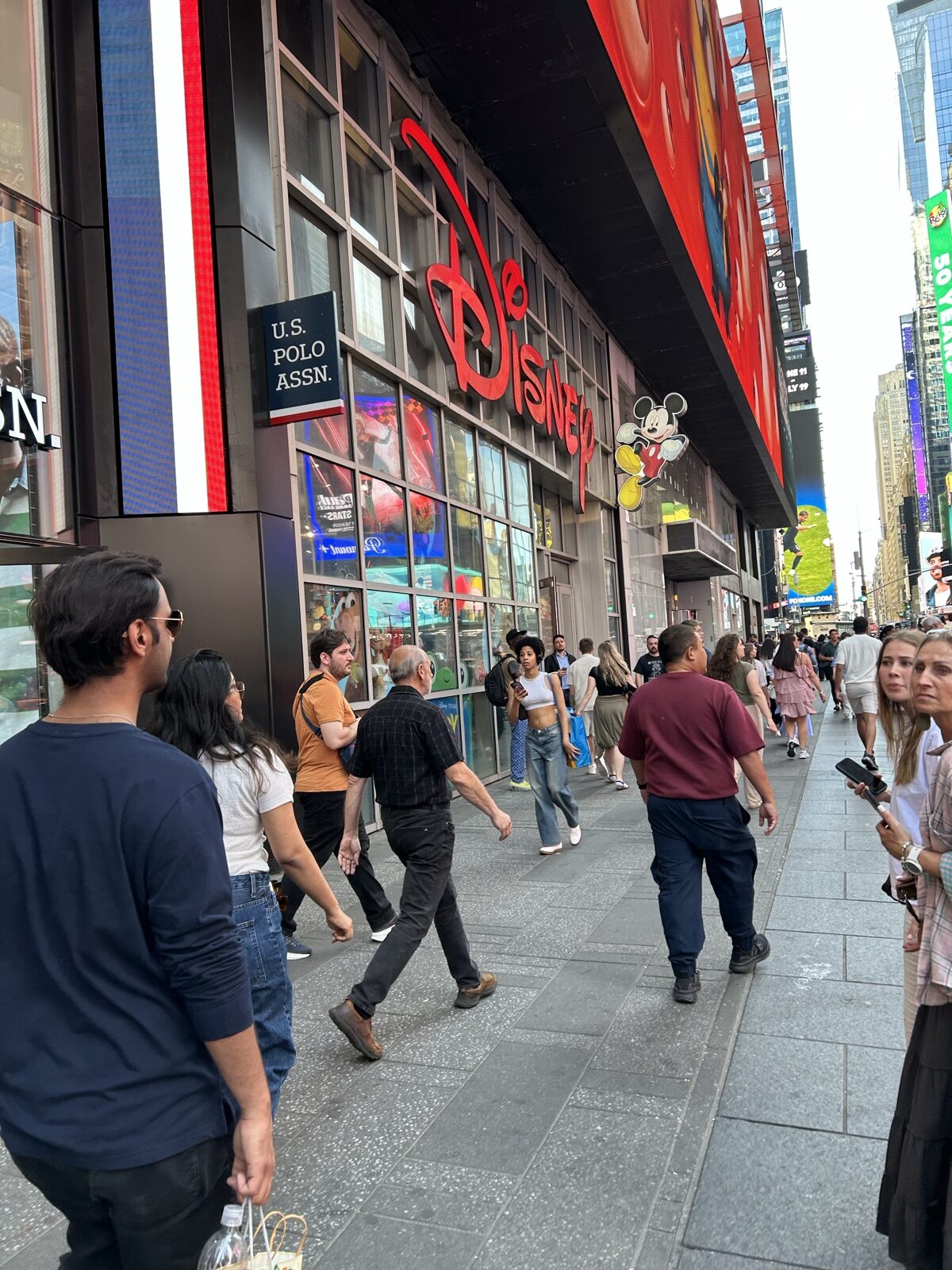 タイムズスクエアの歩道沿いにあるDisney Storeの外観