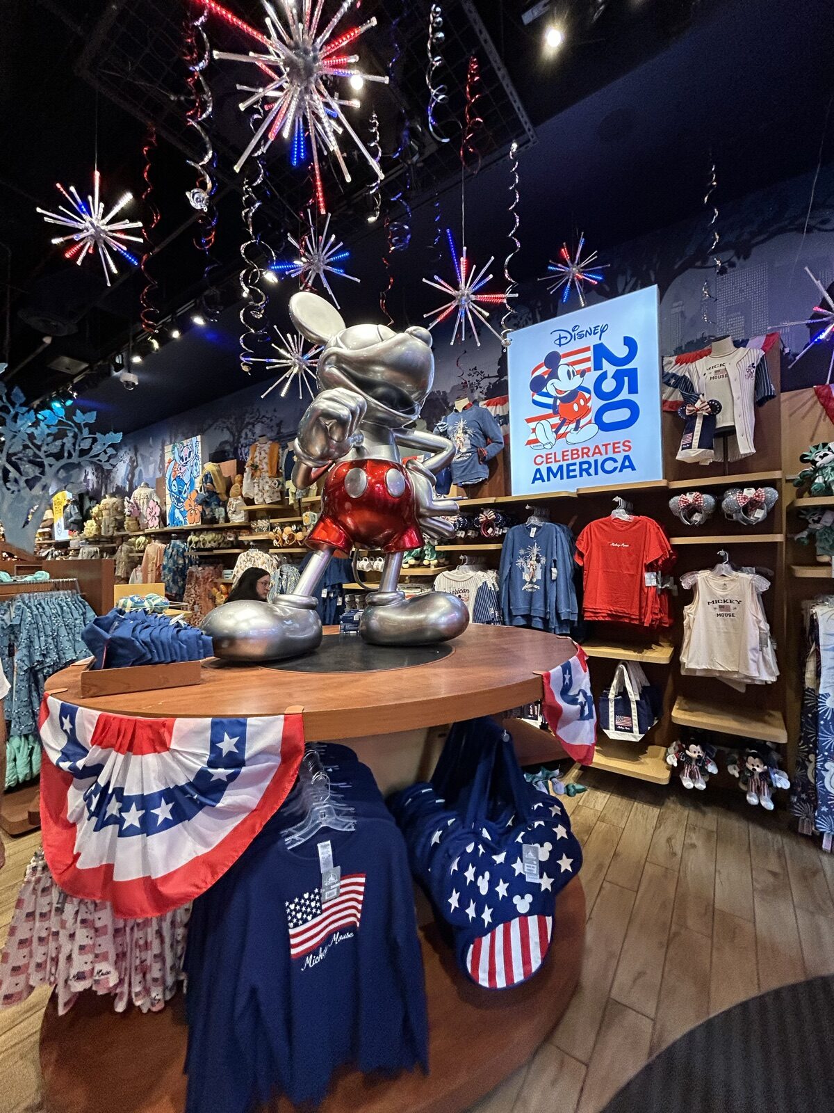 Disney Store Times Square店内にある大きなミッキーのディスプレイとアメリカ柄グッズ