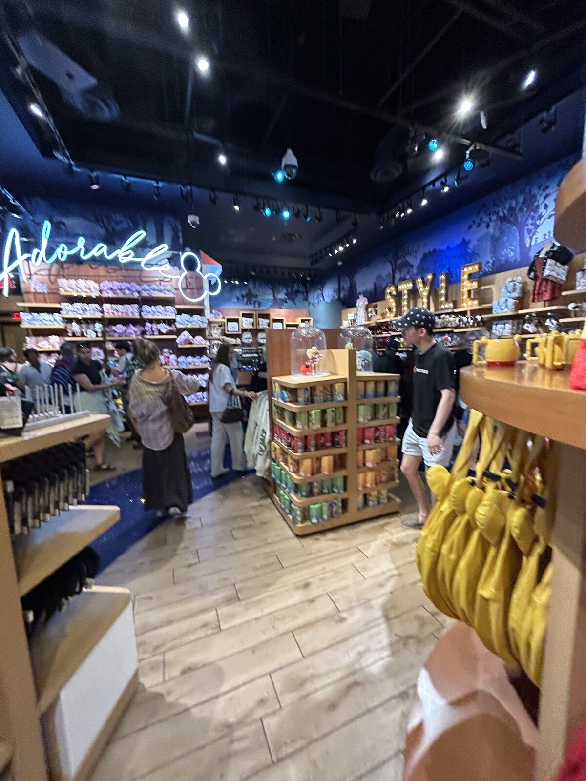 Disney Store Times Square 1階の広い売り場とディズニーグッズ