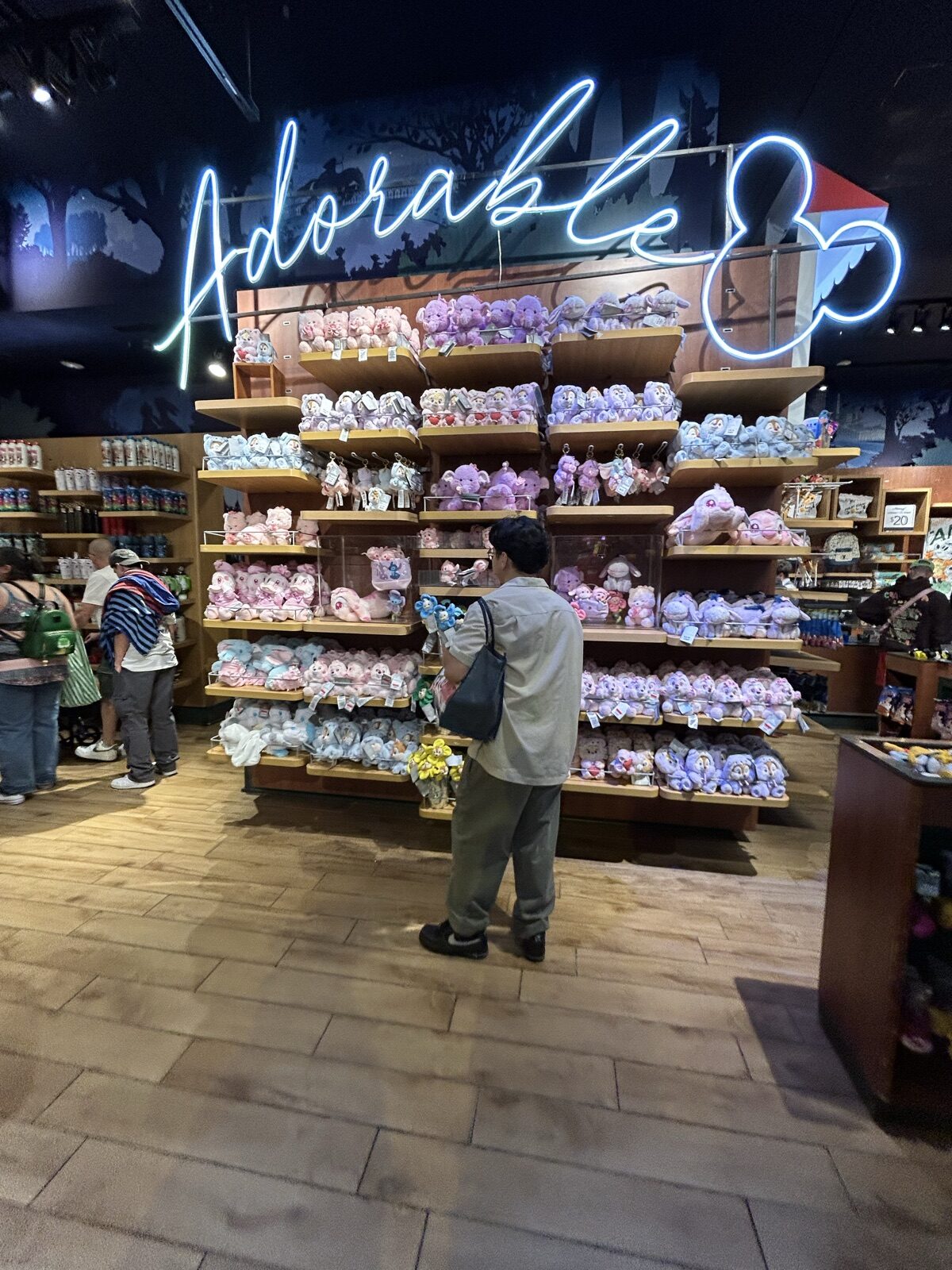 Disney Store Times Squareに並ぶディズニーキャラクターのぬいぐるみ棚