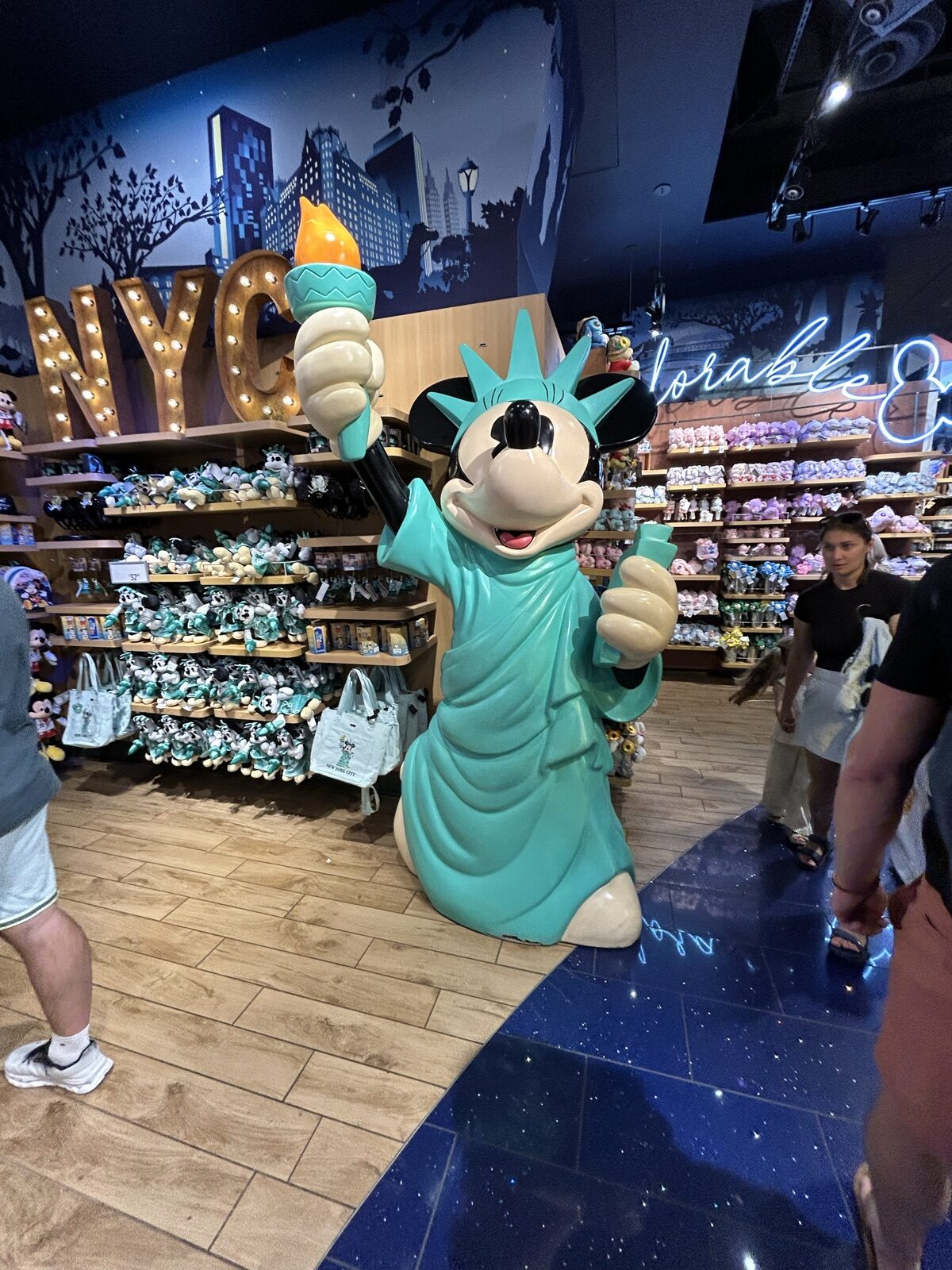 Disney Store Times Squareにある自由の女神姿のミニーの大きな展示