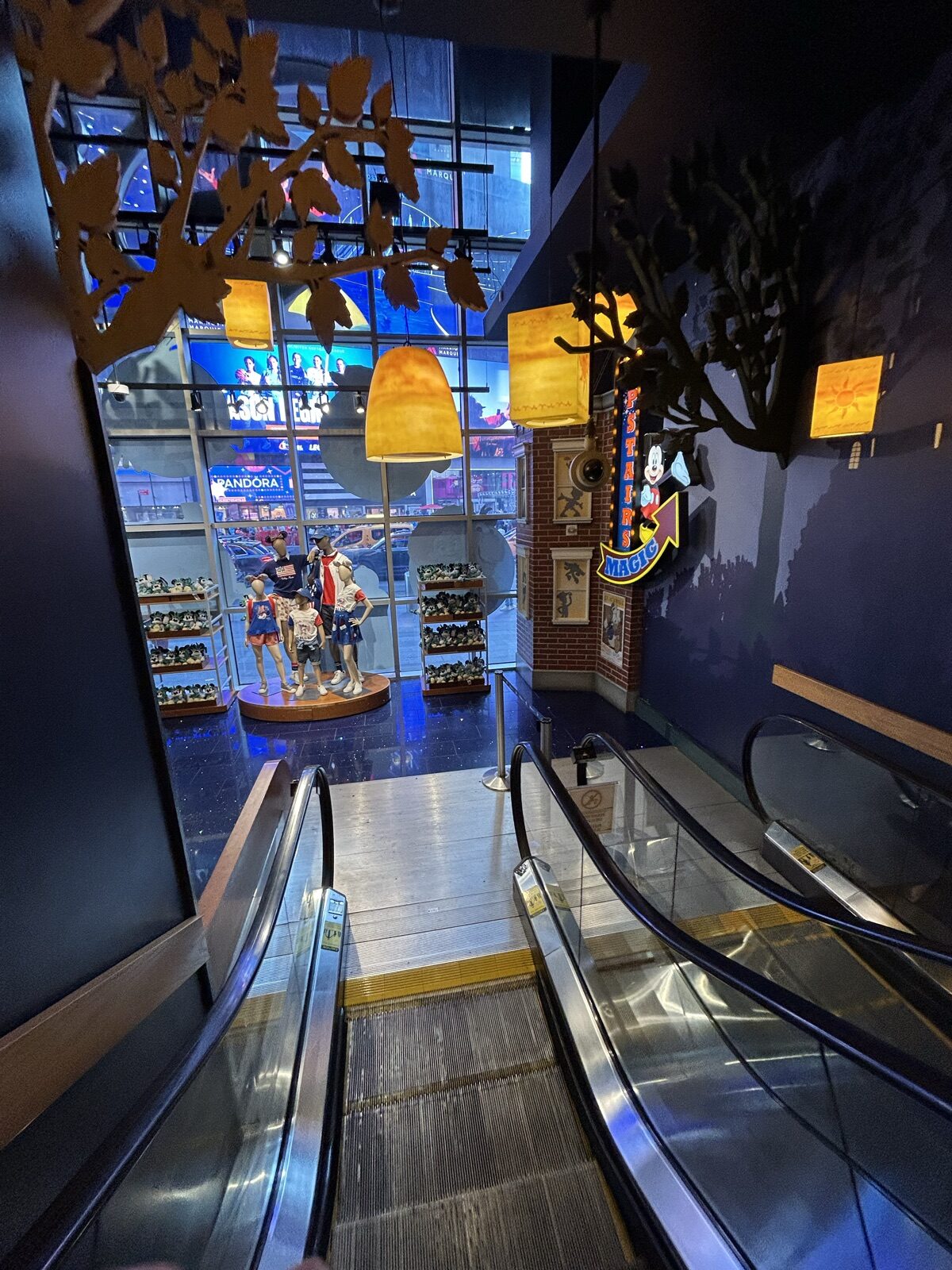 Disney Store Times Squareのエスカレーター上から見た入口付近と店内装飾
