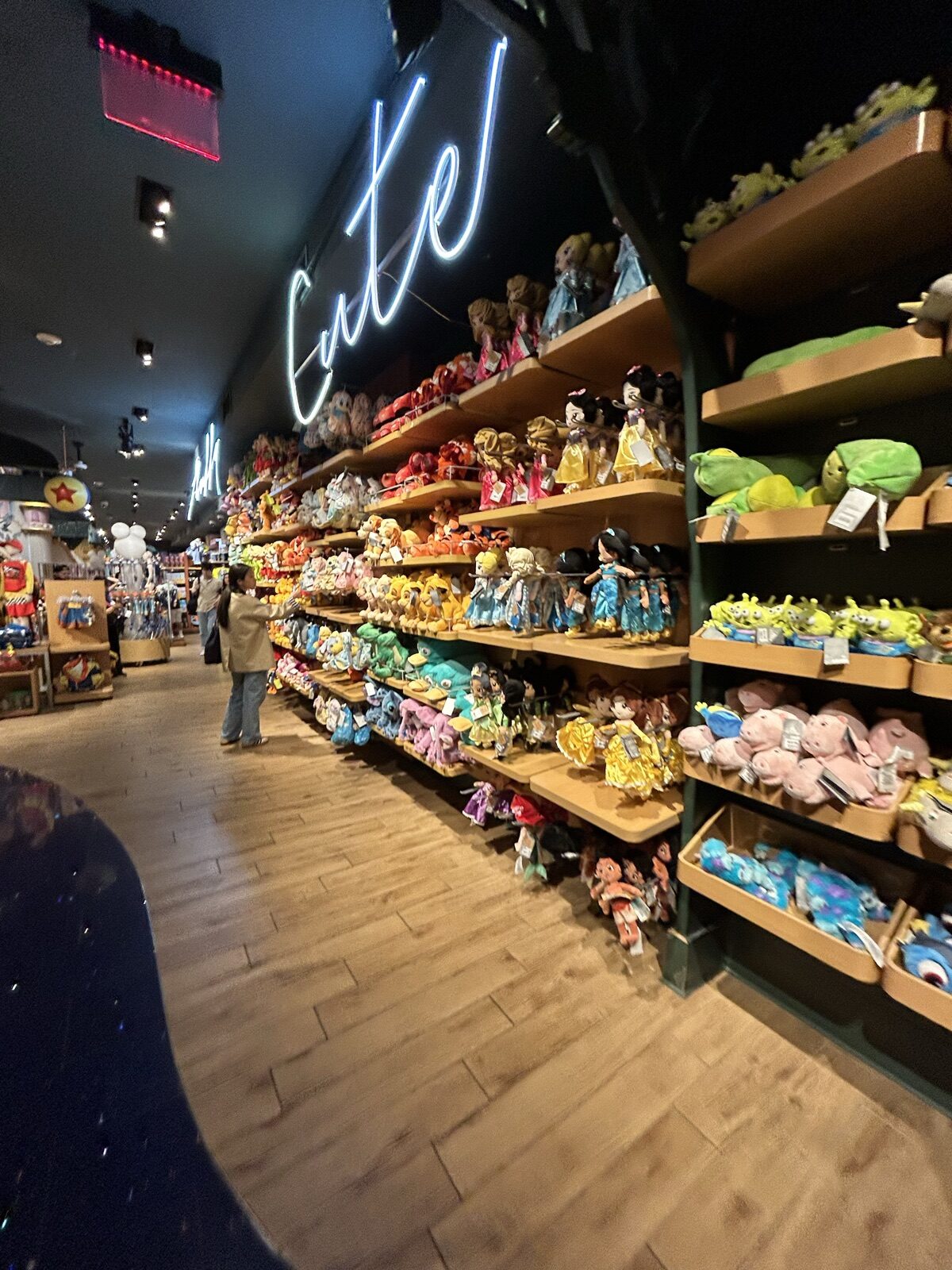 Disney Store Times Square 2階に並ぶぬいぐるみとキャラクターグッズ