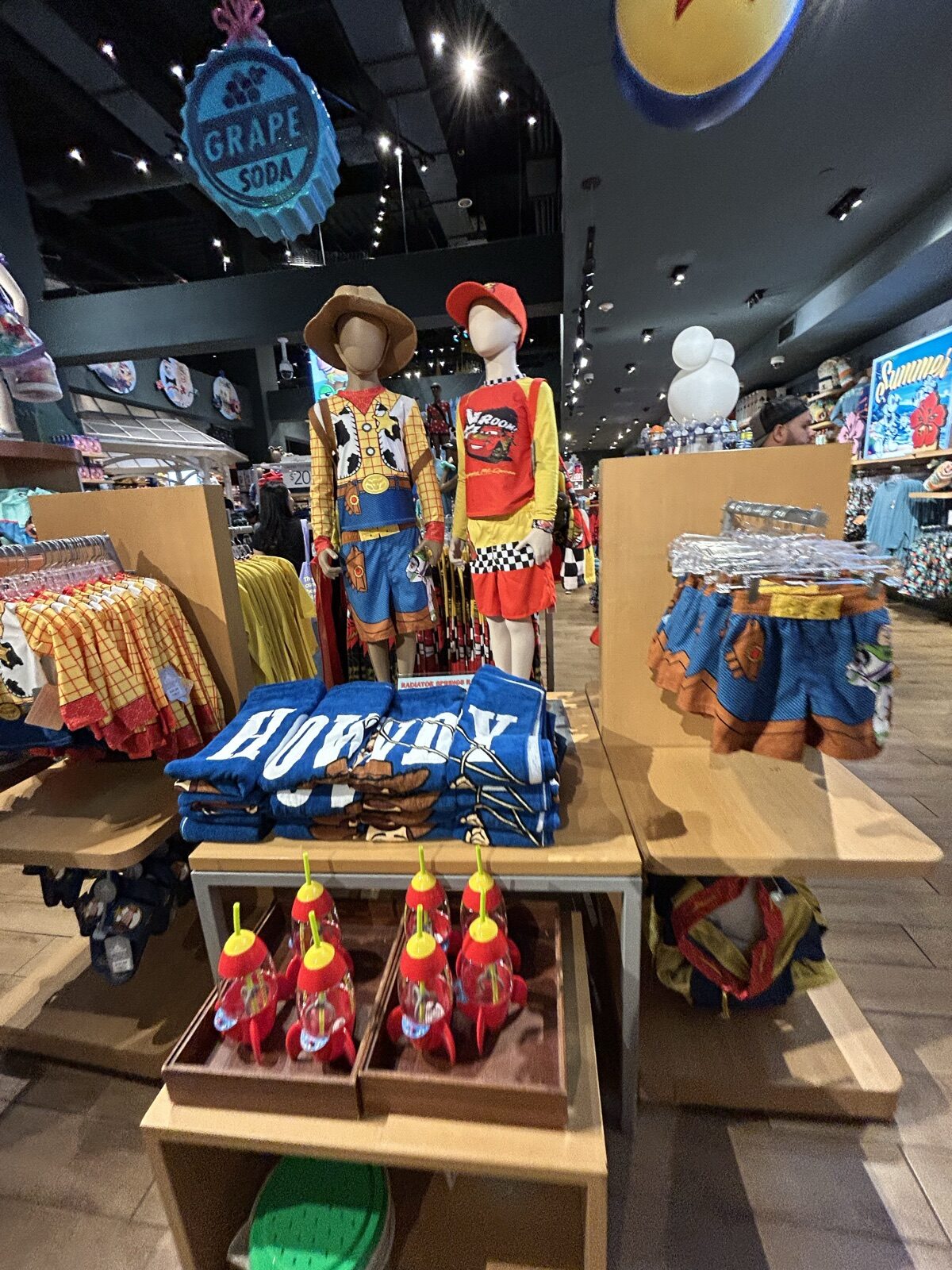 Disney Store Times Squareに並ぶ子ども向けアパレルとバッグ