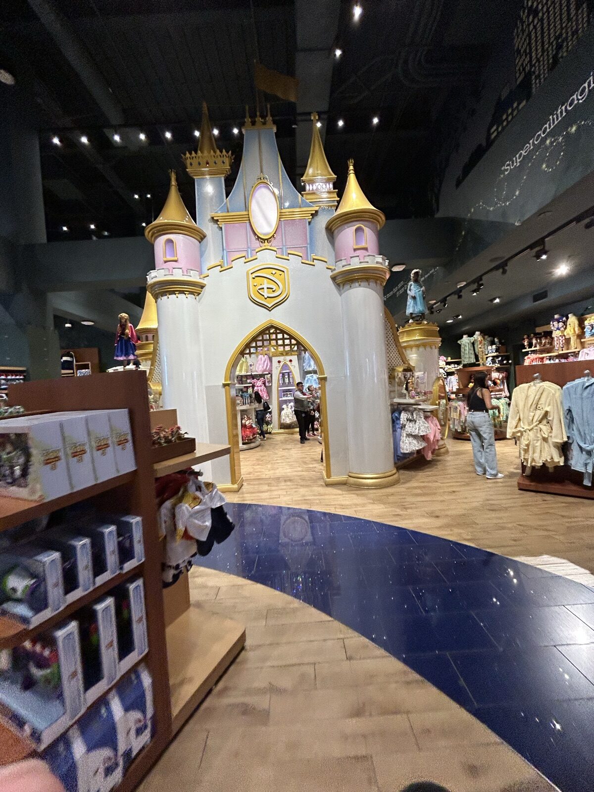 Disney Store Times Square 2階にあるプリンセス城風ディスプレイ