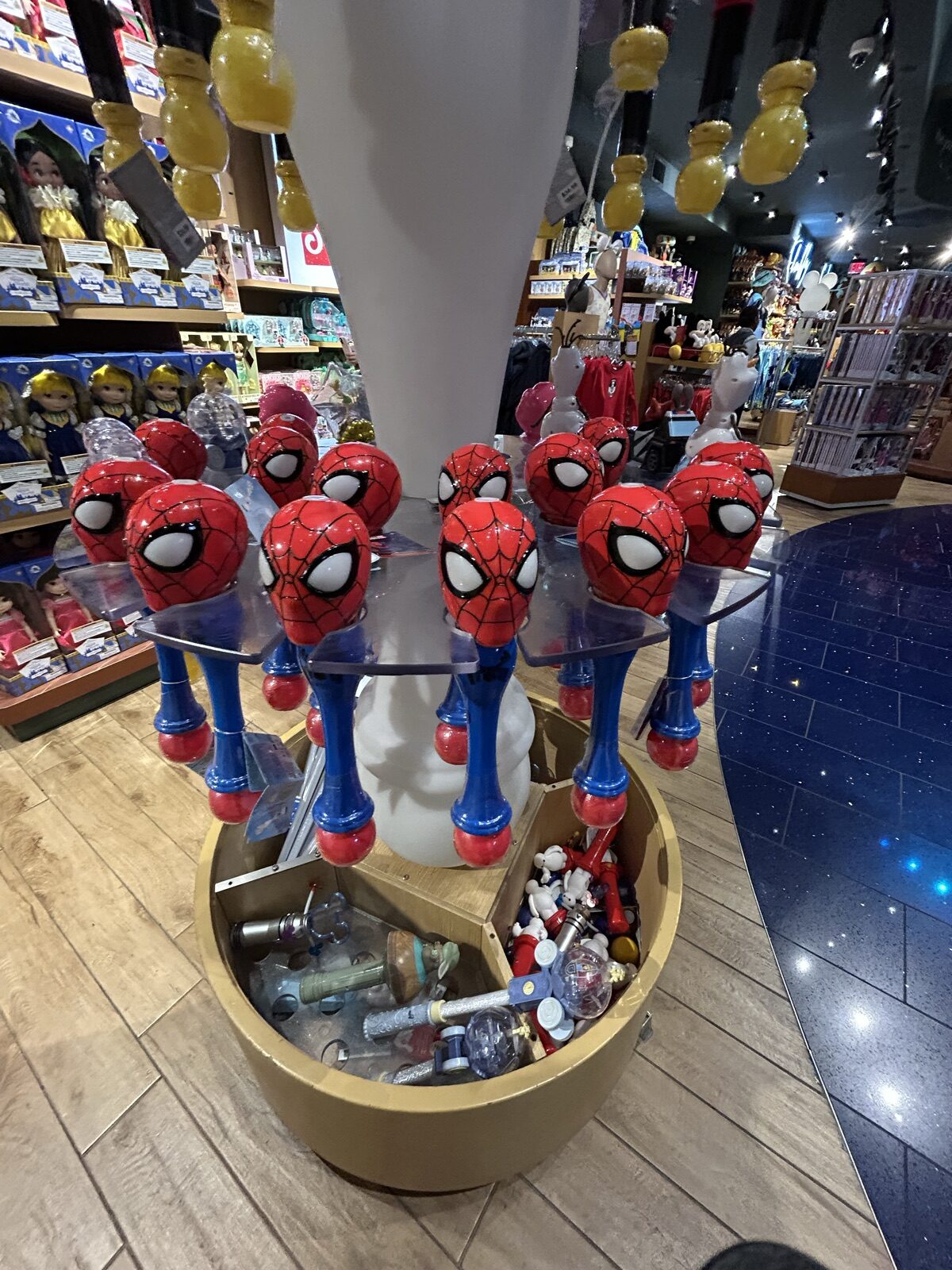 Disney Store Times Squareに並ぶスパイダーマンの赤いグッズ