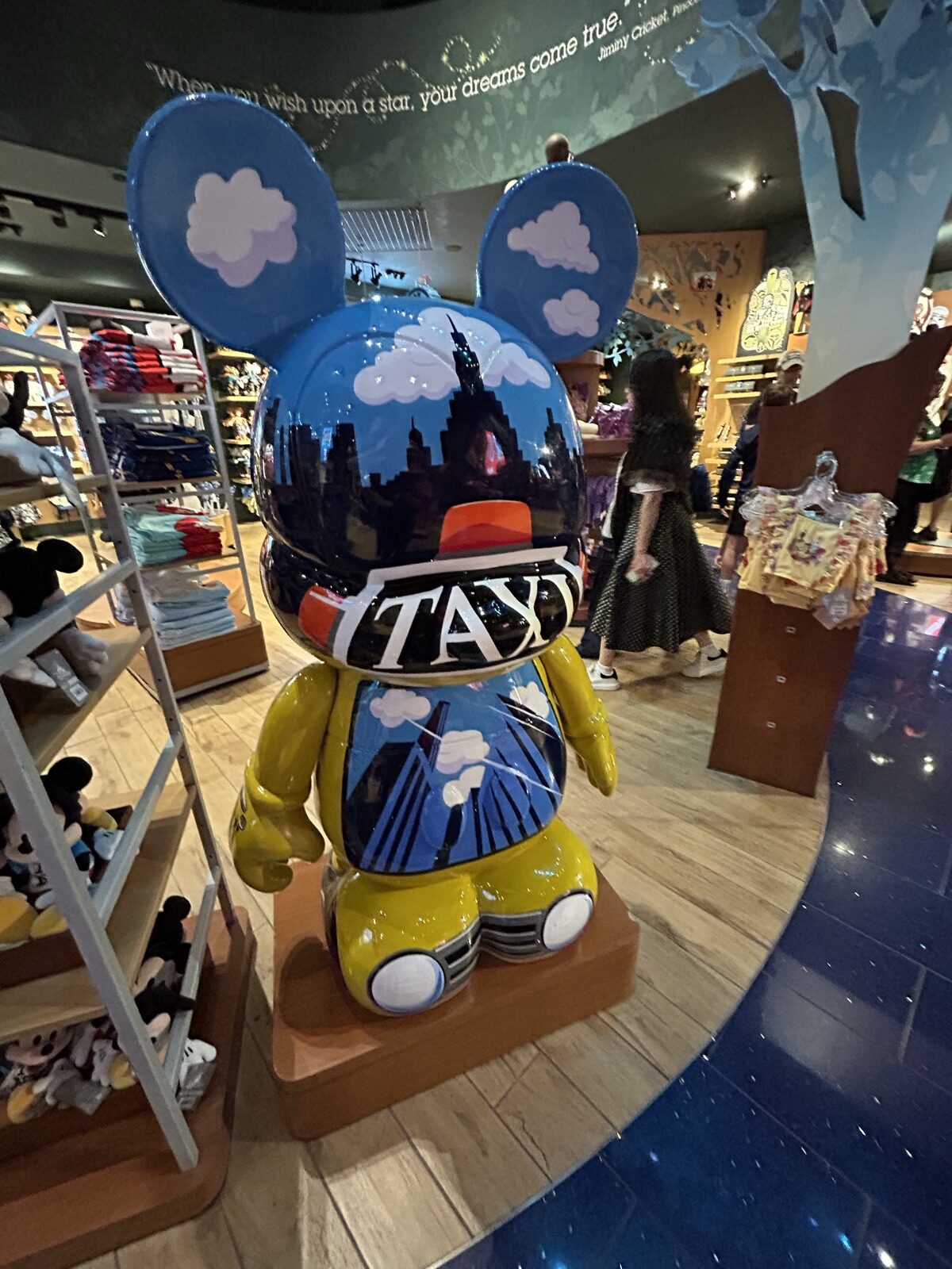 Disney Store Times Squareにあるニューヨークタクシー風のキャラクターグッズ