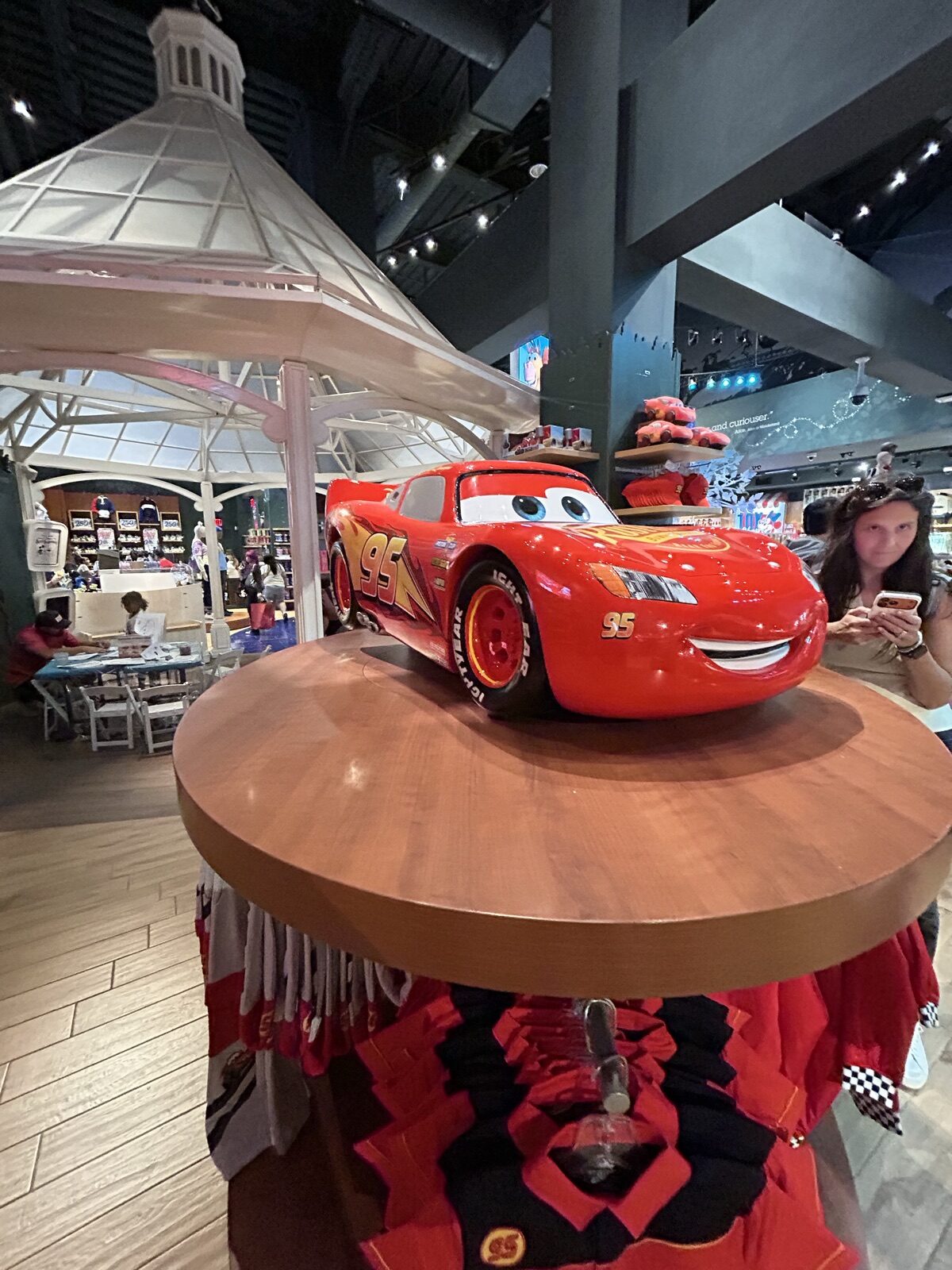 Disney Store Times Squareにあるカーズのライトニング・マックィーンの大きな展示