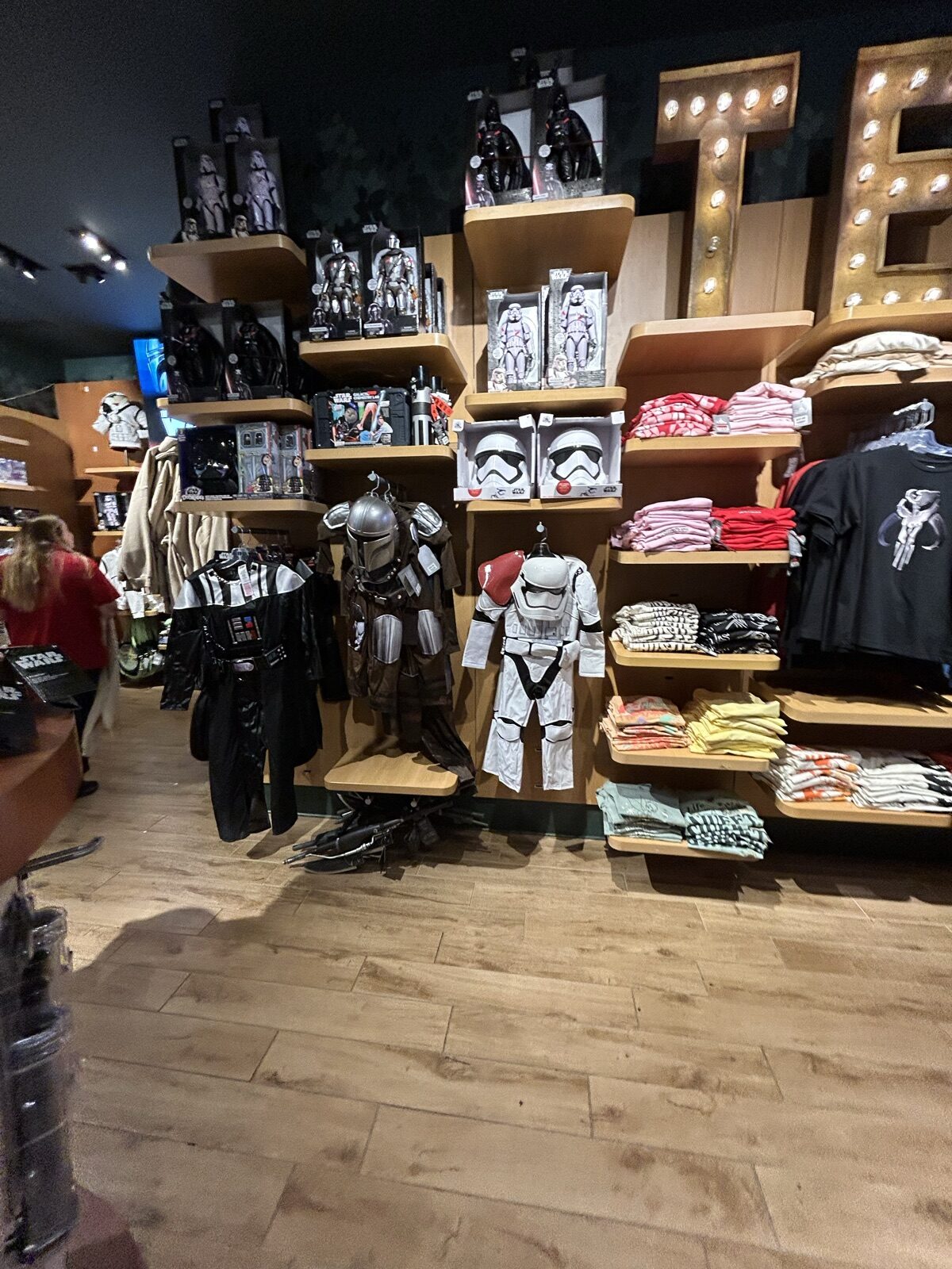 Disney Store Times SquareのStar Warsグッズとダース・ベイダーのディスプレイ