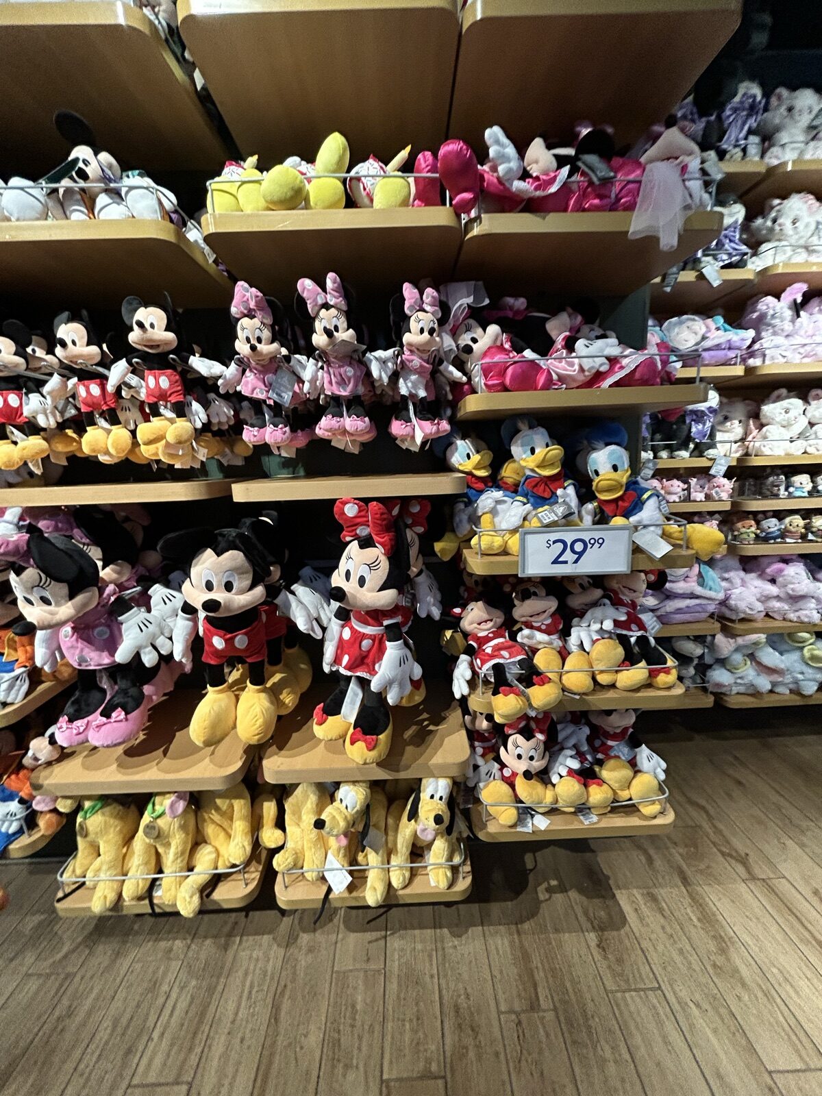 Disney Store Times Squareに並ぶミッキーやミニーなどクラシックキャラクターのぬいぐるみ