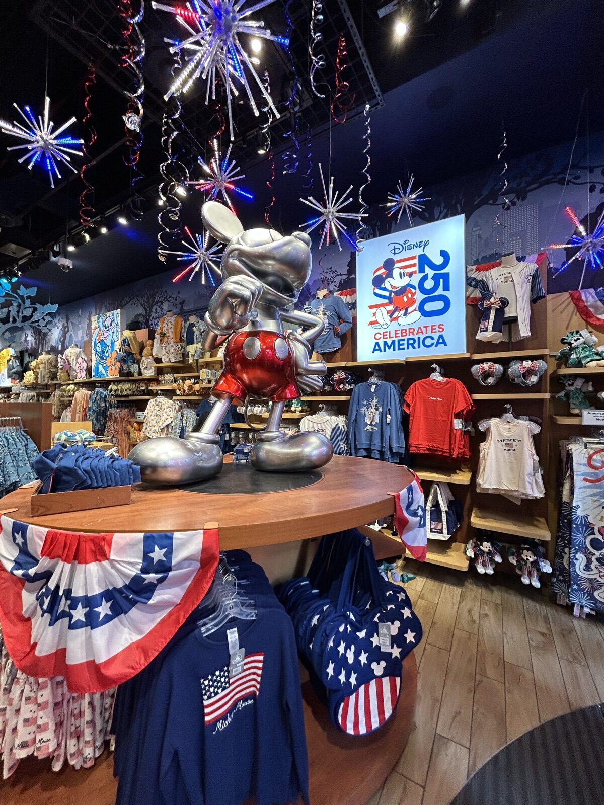Disney Store Times Squareに並ぶアメリカ250周年デザインのミッキーグッズ