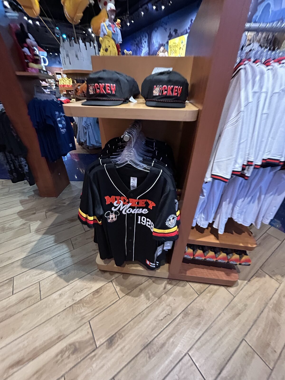 Disney Store Times Squareに並ぶミッキーのキャップやベースボールシャツ風の服