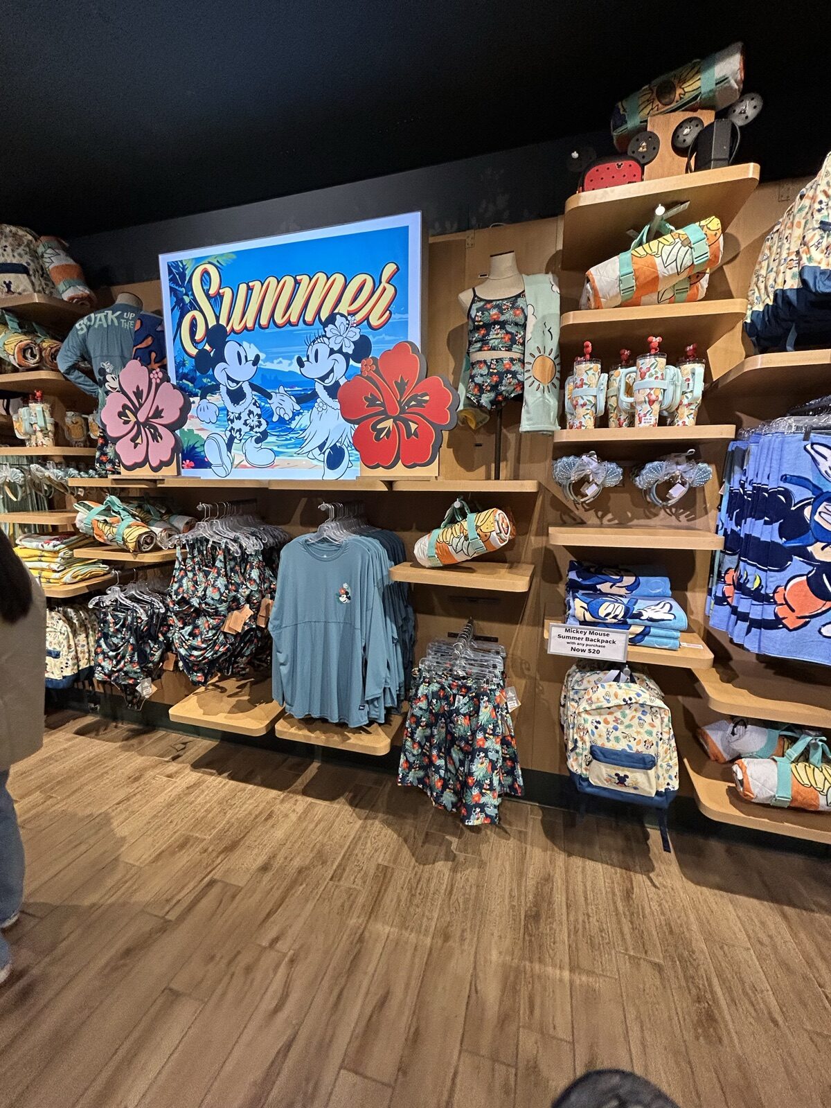 Disney Store Times Squareにある夏柄のミッキーグッズとバックパックの価格表示