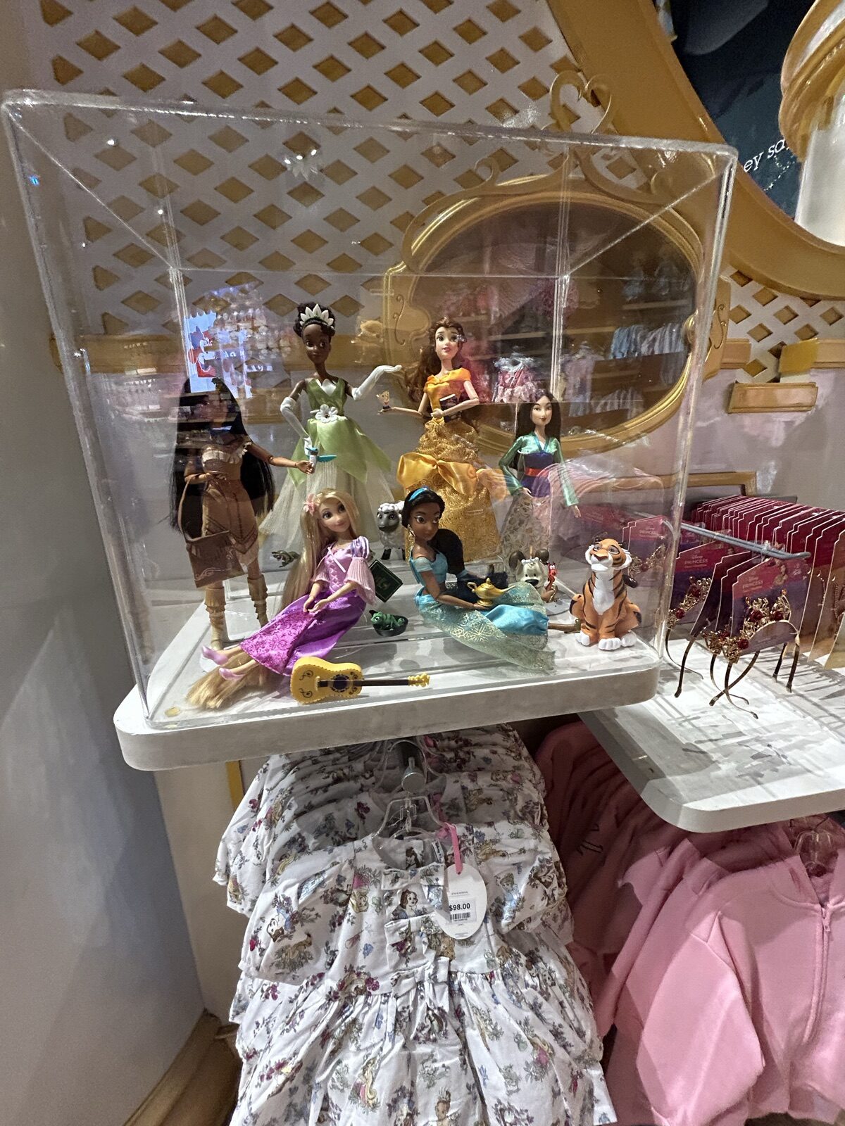 Disney Store Times Squareに並ぶプリンセス柄の子ども用ドレスと価格タグ