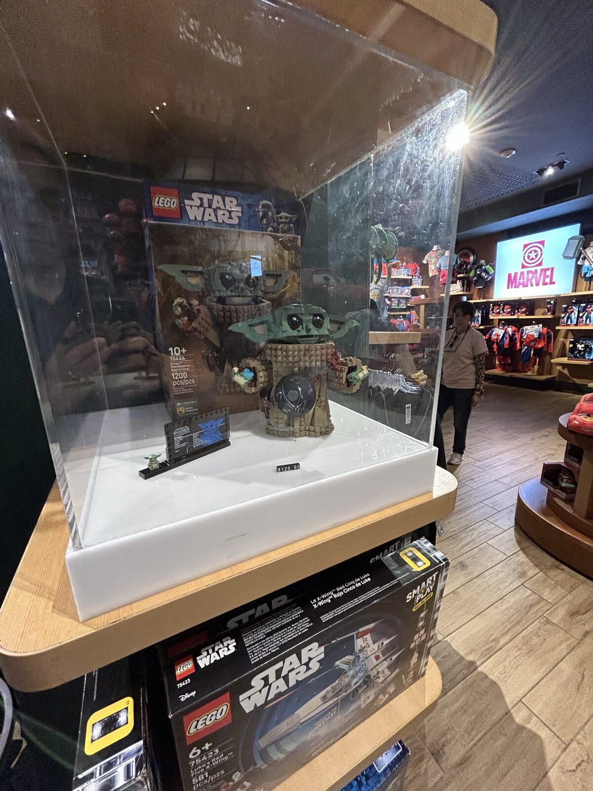 Disney Store Times Squareに並ぶStar WarsのLEGOやフィギュア系のおもちゃ
