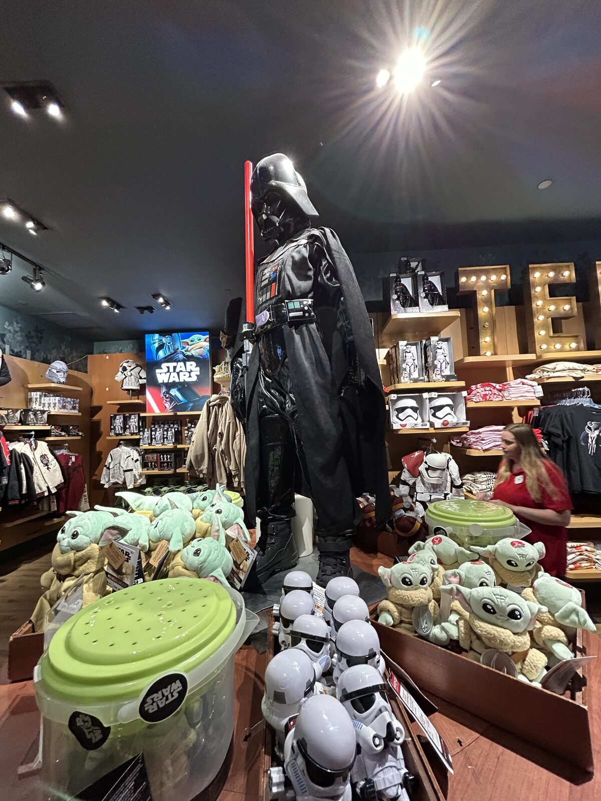 Disney Store Times SquareにあるDarth Vaderの大型ディスプレイとGroguグッズ