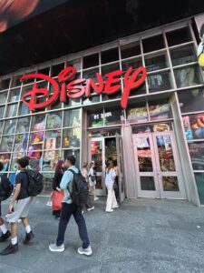 タイムズスクエアのDisney Store入口と赤いDisneyロゴ
