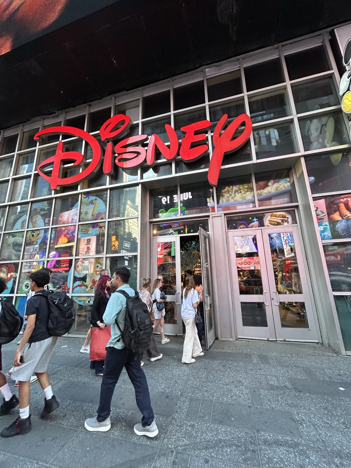 タイムズスクエアのDisney Store入口と赤いDisneyロゴ
