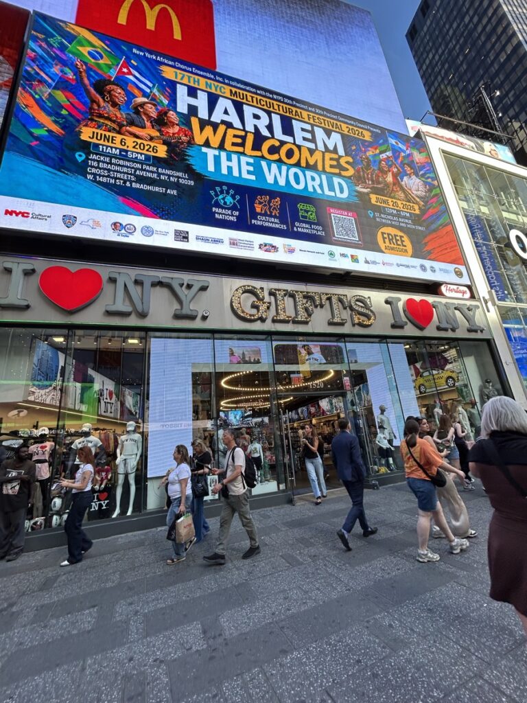 タイムズスクエアの1520 BroadwayにあるI Love NY Giftsの大きな外観看板