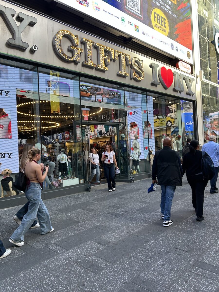 Gifts I Love NYと大きく書かれた店舗入口とガラスドア