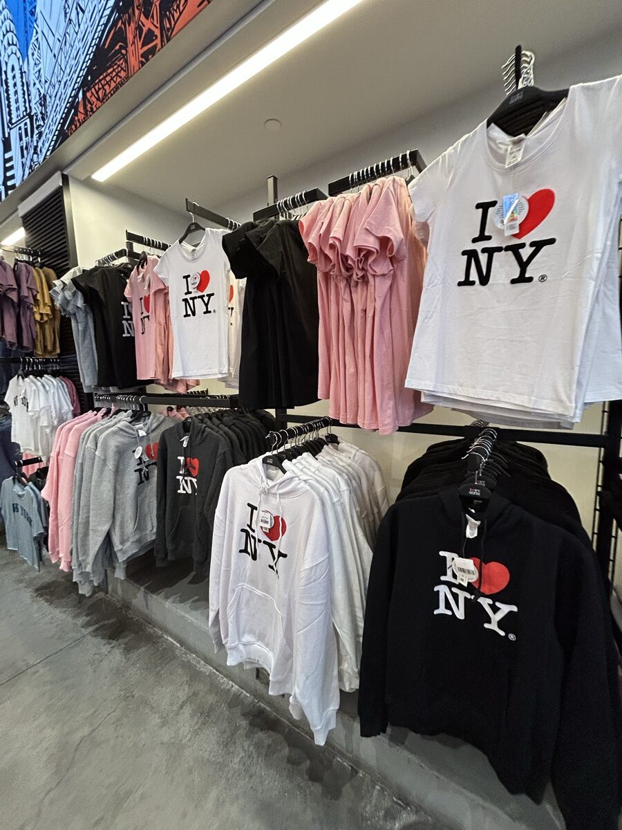 I LOVE NYロゴ入りTシャツやパーカーが壁一面に並ぶ売り場