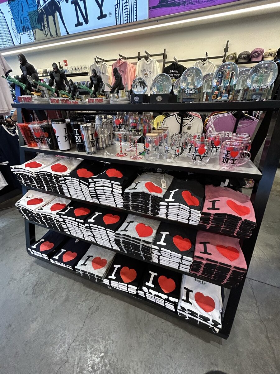 I LOVE NYロゴTシャツやグラス、スノードームが並ぶ中央棚