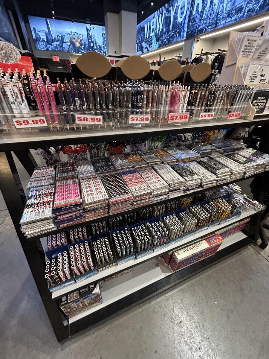 I LOVE NY柄のペン類と5.99ドルから9.99ドルの価格表示