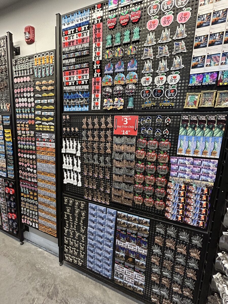 I LOVE NYや自由の女神などのマグネットとキーホルダーが壁一面に並ぶ売り場